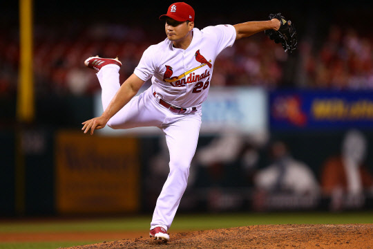 16일(한국시간) 미국 미주리주 세인트루이스 부시스타디움에서 열린 세인트루이스 카디널스와 밀워키 브루어스의 경기. 9회 초 구원등판한 오승환(세인트루이스)이 역투를 펼치고 있다. <연합뉴스>